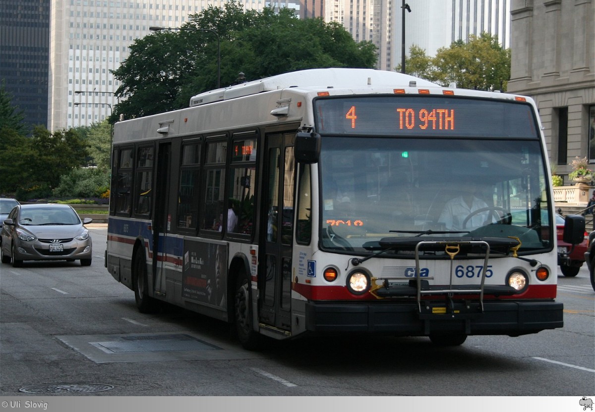 2002 Nova Bus LFS 40102  Chicago Transit Authority| CTA Buses and Trains # 6875  aufgenommen am 26. August 2013 in Chicago, Illinois / USA.