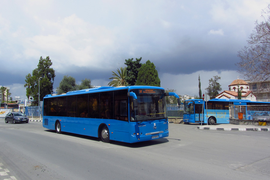 20.04.2013, 䧑垙 (King Long) XMQ6121G als ein Bus der Linie 4, Λεμεσός, Αρχιεπισκόπου Λεοντίου Α' (Busbahnhof)
