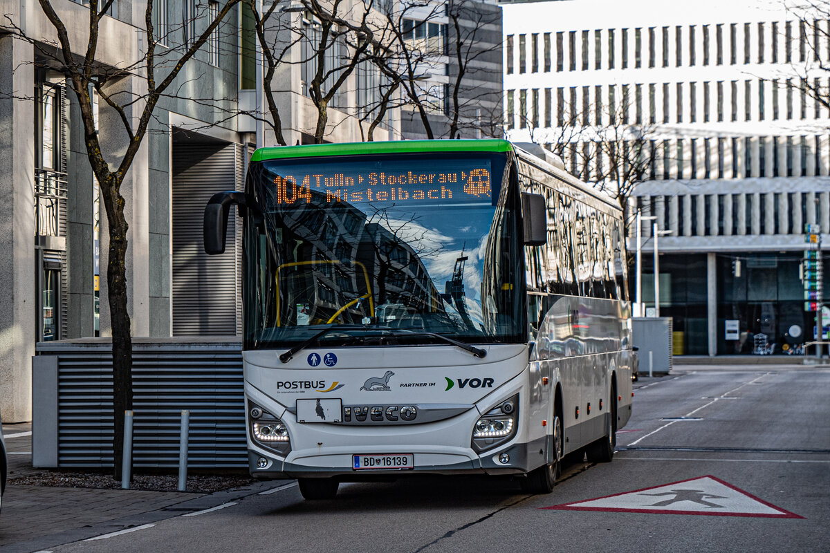 21.02.2024: BD16139 verlässt als Wieselbus 104 nach Mistelbach das St. Pölnter Regierungsviertel