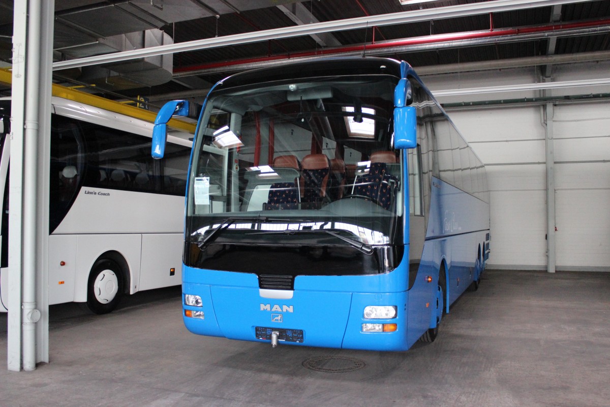 21.03.2014 dieser MAN Lion's Coach stand in der Verkaufshalle von Neoman, Berlin Spandau.