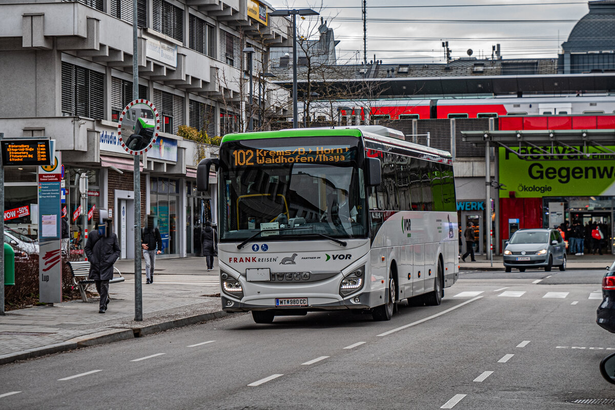 21.2.2024: Ein Iveco Evadys der Firma Frank Reisen macht sich als Wieselbus 102 auf den Weg nach Waidhofen/Ybbs.