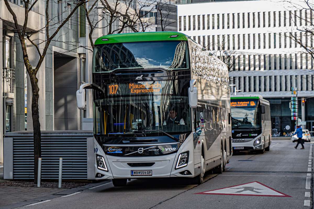 21.2.2024: Einer von 3 (? 2 Bestätigten) Volvo 9900DD in Österreich. Der Bus gehört der Firma Oberger und wird auf der Wieselbuslinie 107 zwischen St. Pölten und Mauerbach eingesetzt. Hier verlässt der Bus gerade das St. Pöltner Landhaus