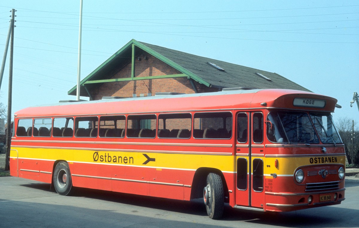 Østbanen (ØSJS): Landbus (Leyland-DAB) Fakse Ladeplads (Bahnhof) am 24. April 1973.