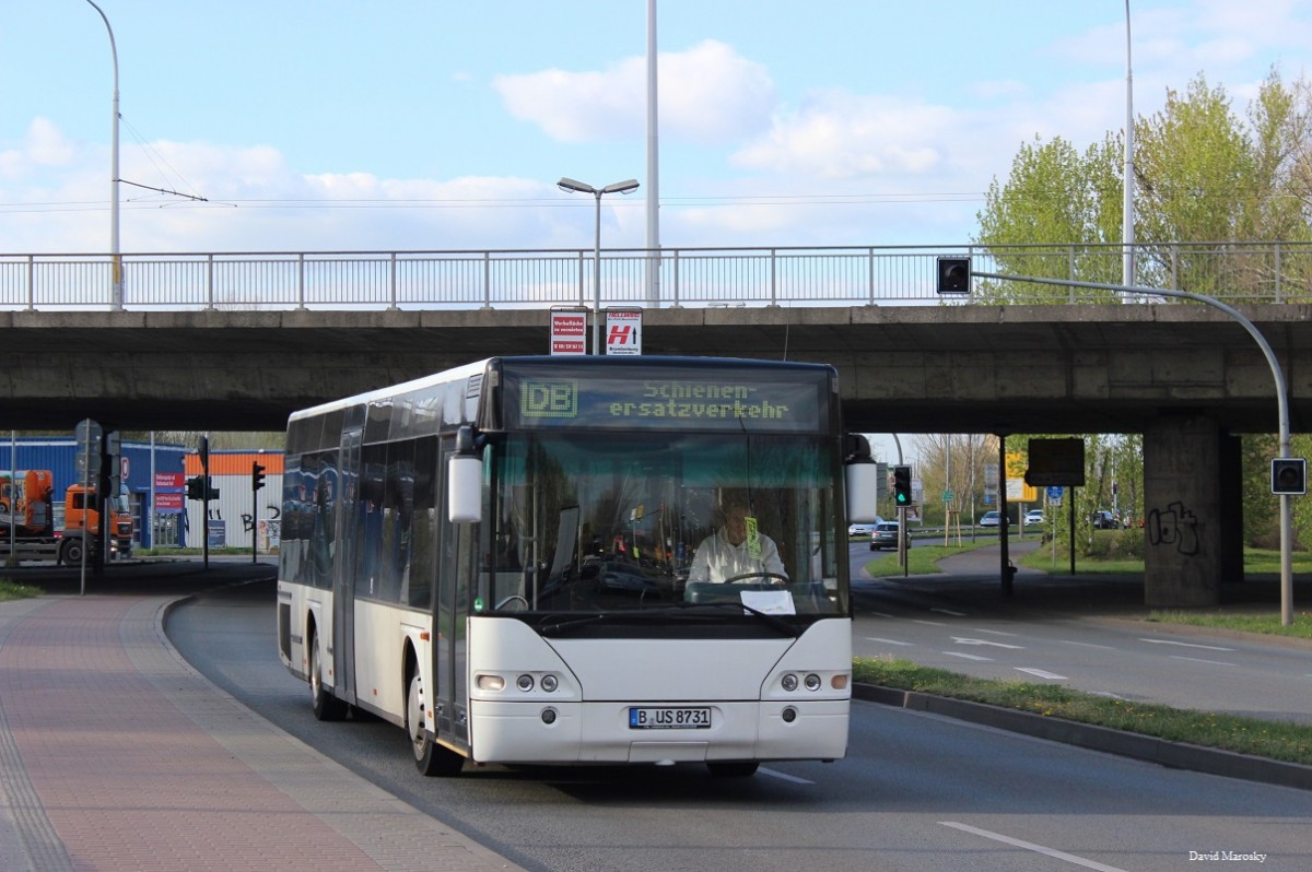 22. April 2015 - Ein weiterer ex Schweinfurter Bus ist im Brandenburger Kreis unterwegs. Es handelt sich wieder um ein ex Fahrzeug der Firma Metz den ex SW-FM 720 konnte ich am Altstadt Bahnhof aufnehmen. Der Bus ist grade als Regionalexpress Ersatz unterwegs. Der Neoplan N4416 ist Baujahr 1999

 