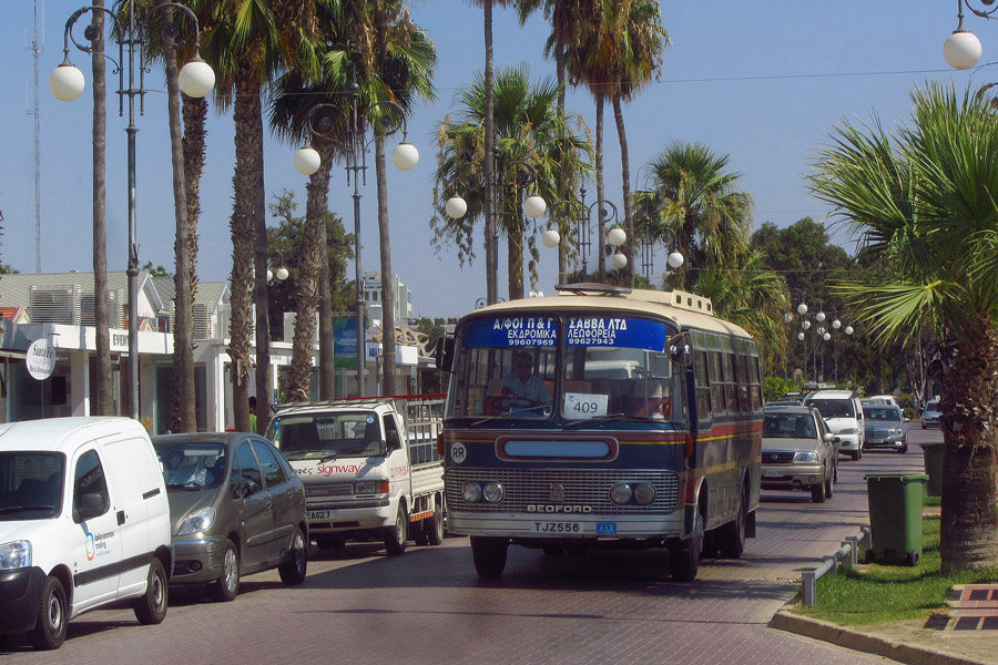 22.07.2013, ein alter Bedford-Wagen als ein Bus der Vorortlinie 409, Λάρνακα, Λεωφ. Αθηνών (Φοινικούδες)