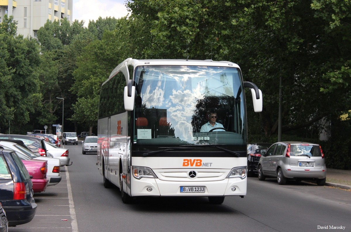 22.07.2014 ein Mercedes-Benz Travego der Firma BVB kommt grade vom S Bellevue in Richtung Tiergarten.