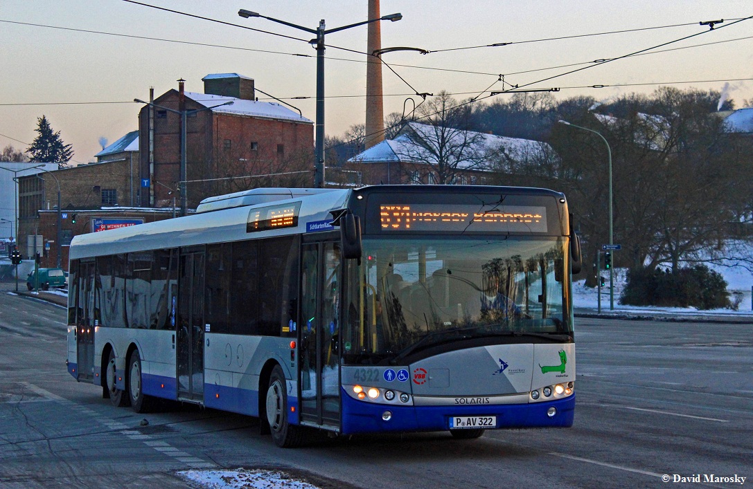 24.01.2014 Potsdam Hauptbahnhof. Einer der 3 neu angeschafften Solaris-Urbino 3-Achser welche als Ersatz für die Citaro I 3-Achser dienen, auf dem Weg nach Werder (Havel).