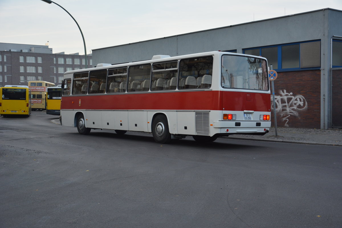  25 Jahre Linie 100  und deswegen sind einige Historische Busse unterwegs zwischen Berlin Zoologischer Garten und Berlin Alexanderplatz. Hier zu sehen ist ein Ikarus 250 59(B-OS 250). Aufgenommen am Bahnhof Berlin Zoologischer Garten / Hertzallee / 31.10.2015.
