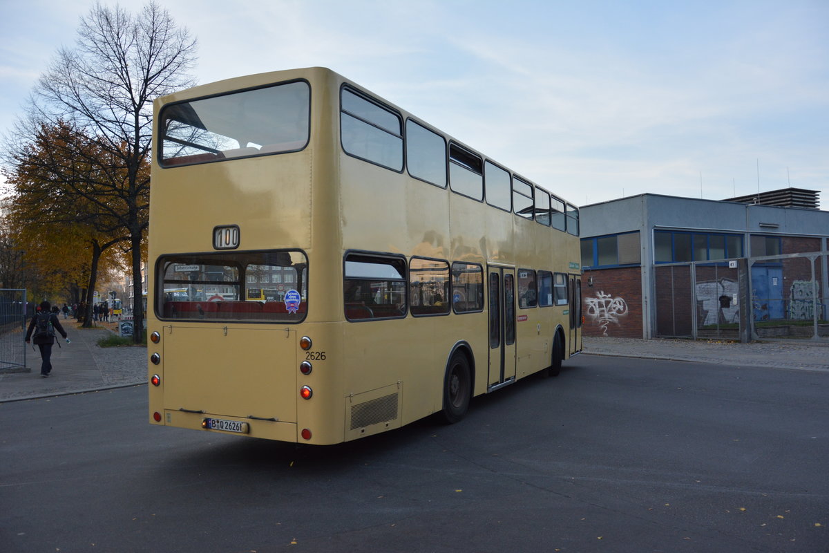  25 Jahre Linie 100  und deswegen sind einige Historische Busse unterwegs zwischen Berlin Zoologischer Garten und Berlin Alexanderplatz. Hier zu sehen ist ein MAN SD 74 (SD 200) (B-Q 2626H). Aufgenommen am Bahnhof Berlin Zoologischer Garten / Hertzallee / 31.10.2015.
