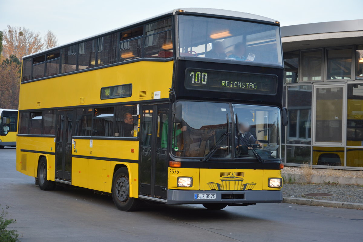  25 Jahre Linie 100  und deswegen sind einige Historische Busse unterwegs zwischen Berlin Zoologischer Garten und Berlin Alexanderplatz. Hier zu sehen ist ein MAN SD 202 DXX (B-Z 3575). Aufgenommen am Bahnhof Berlin Zoologischer Garten / Hertzallee / 31.10.2015.
