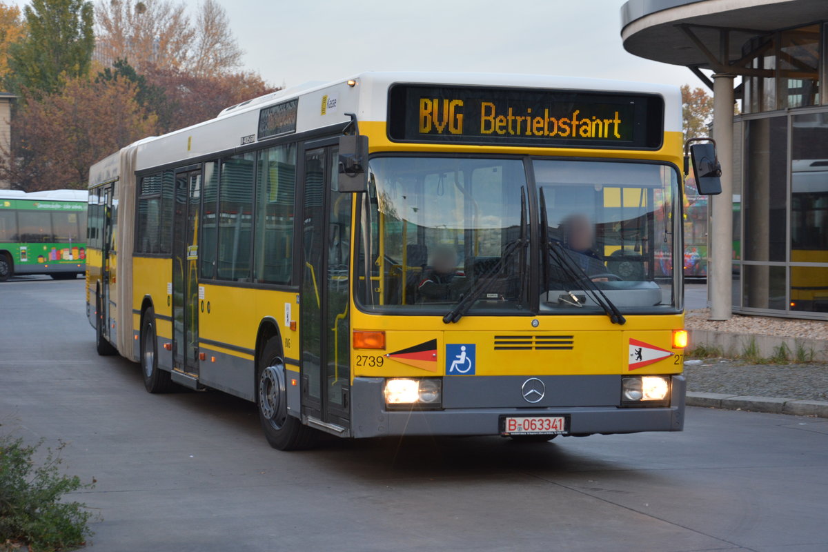 "25 Jahre Linie 100" und deswegen sind einige Historische Busse