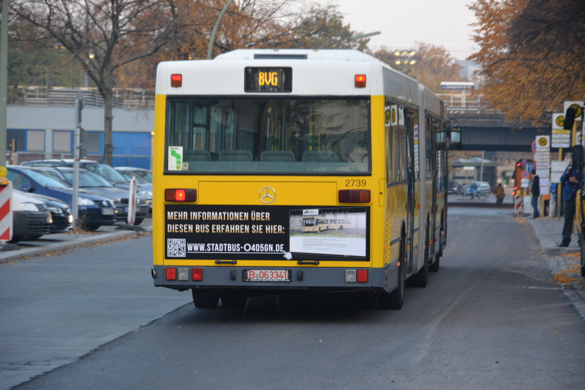  25 Jahre Linie 100  und deswegen sind einige Historische Busse unterwegs zwischen Berlin Zoologischer Garten und Berlin Alexanderplatz. Hier zu sehen ist ein Mercedes Benz O 405GN (B-063341). Aufgenommen am Bahnhof Berlin Zoologischer Garten / Hertzallee / 31.10.2015.
