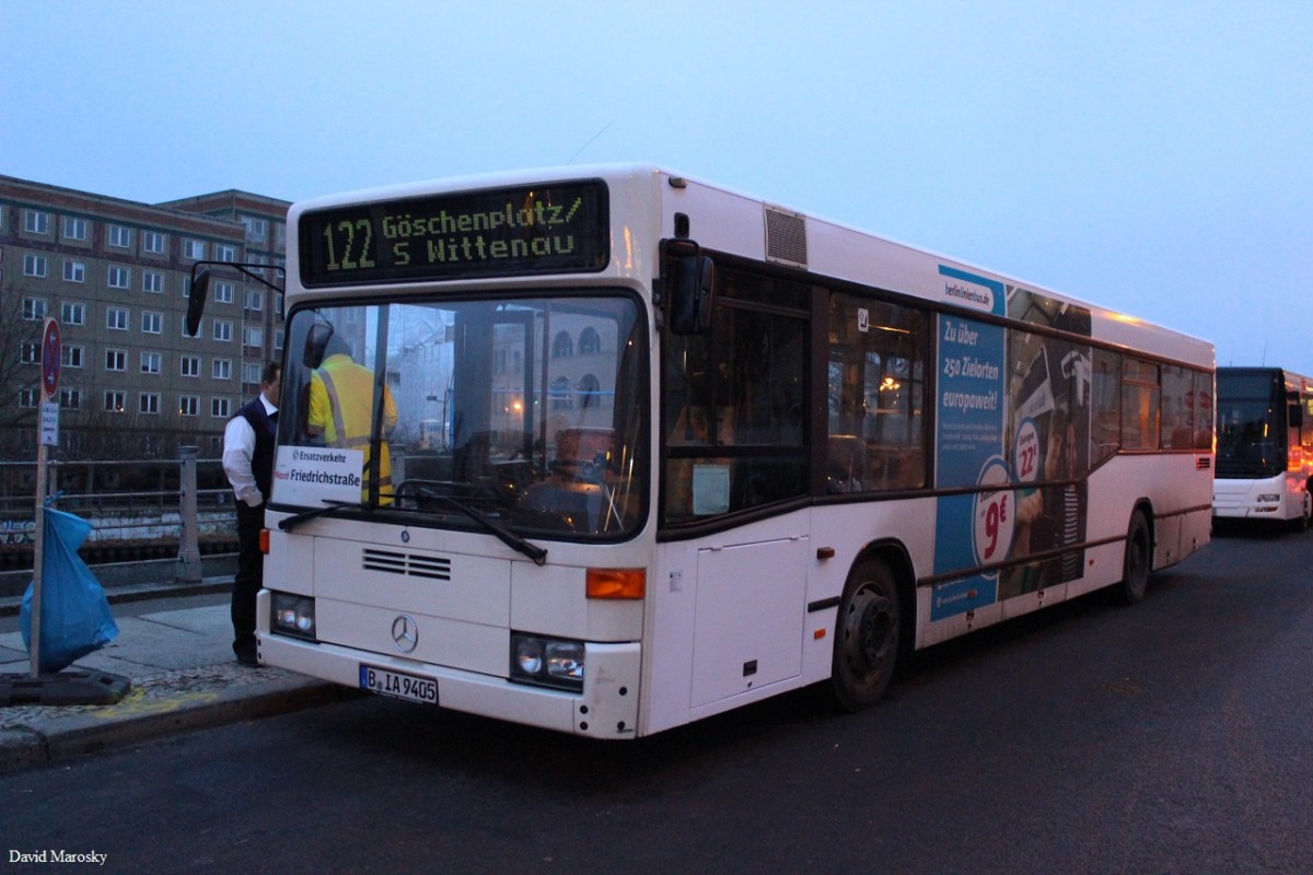25. Januar 2015 - Berlin, Reichstagufer der Mercedes-Benz O405N2 der Firma G.L.O. - Bus auf dem Stadtbahn SEV. (ex HHA) Der Bus kann aufgrund seines IBIS, Ziele wie 122 Göschenplatz S-Wittenau schildern.