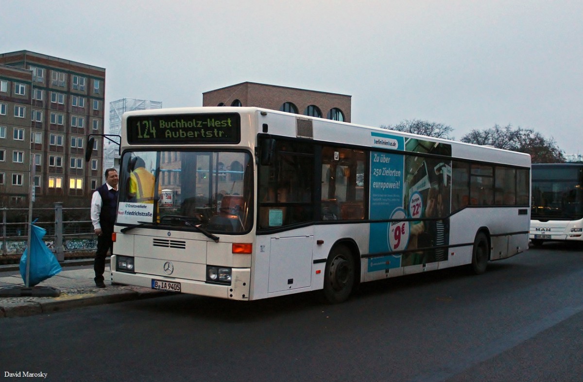 25. Januar 2015 - Berlin, Reichstagufer der Mercedes-Benz O405N2 der Firma G.L.O. - Bus auf dem Stadtbahn SEV. (ex HHA) Der Bus kann aufgrund seines IBIS, Ziele wie 124 Buchholz-West Aubertstraße schildern.