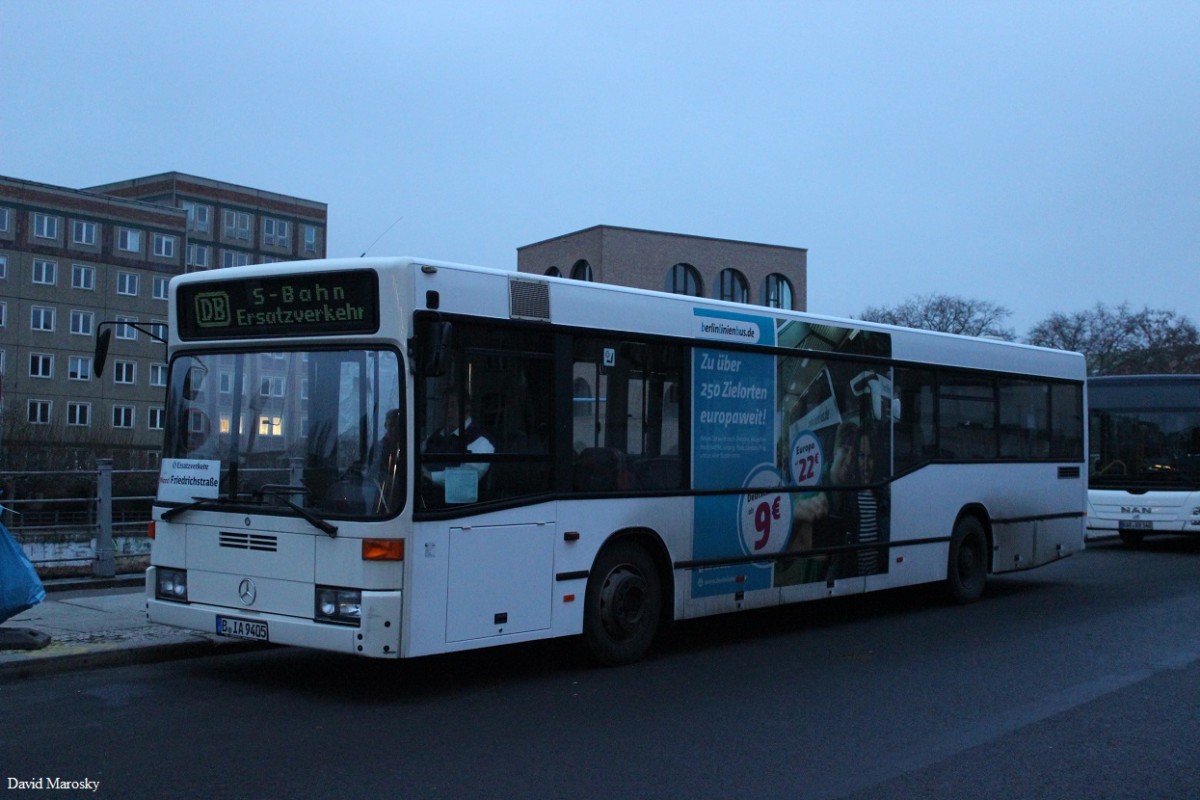 25. Januar 2015 - Berlin, Reichstagufer der Mercedes-Benz O405N2 der Firma G.L.O. - Bus auf dem Stadtbahn SEV. (ex HHA)