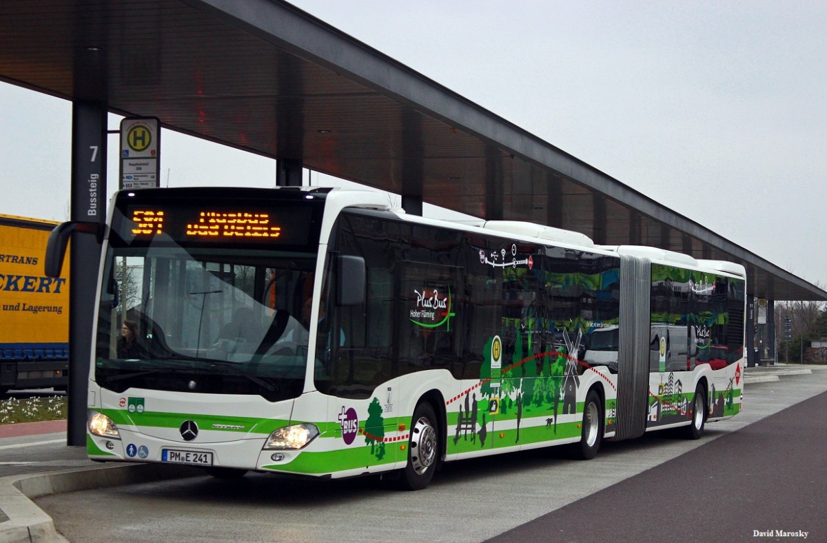 26. März 2015 - Wagen 241 (C2GÜ) der VGB mit PlusBus Reklame steht am Brandenburger ZOB und wird gleich zur Pause in eine Parkposition fahren.

 