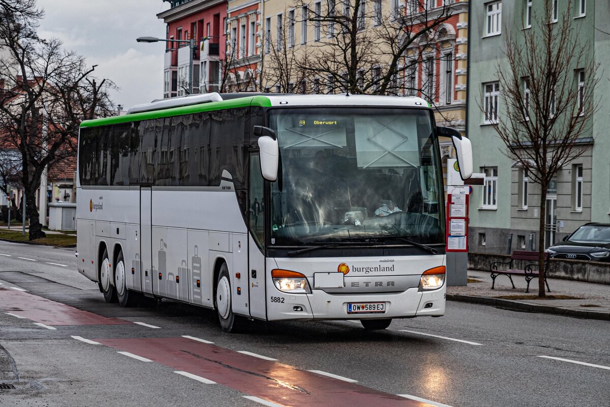 26.1.2024: Burgenland Mobilität Wagen 5882 fährt als Linie B9 nach Oberwart. Hier zu sehen kurz nach verlassen des Wr. Neustädter Hauptbahnhofs.