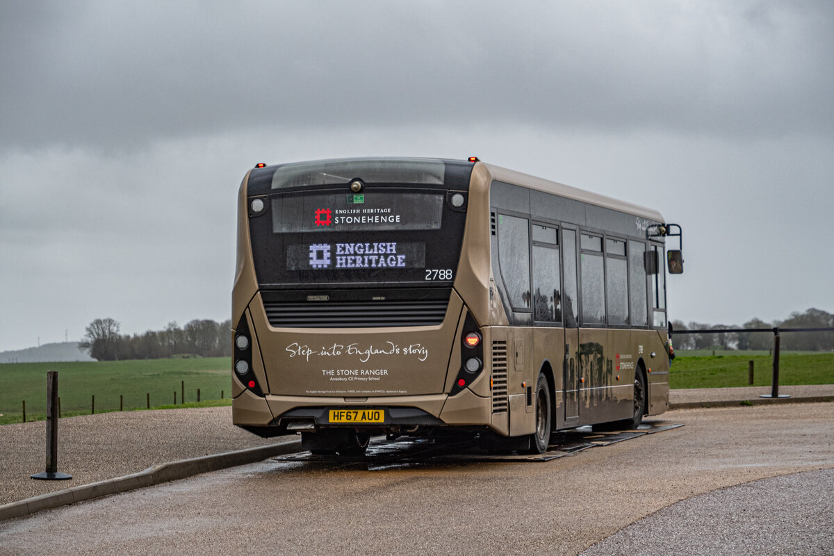 28.03.2024: English Heritage Wagen 2788 als Stonehenge Shuttle abgestellt an der Wendestelle beim Stonehenge Monument