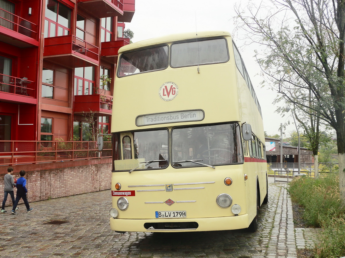 29. September 2019, hier  ein Lübecker Autobus (LVG)  vor der Einfahrt zur Halle von Traditionsbus Berlin. 