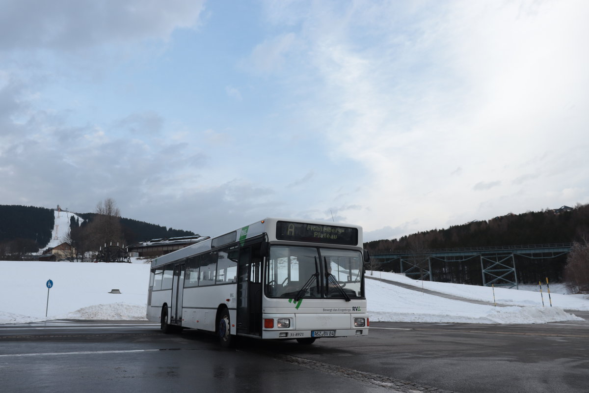 29.02.2020, es liegt Schnee im Erzgebirge.
Hier in Oberwiesental sieht man einen der letzten MAN EL im Linienbetrieb, 32-8921 der RVE Erzgebirge.