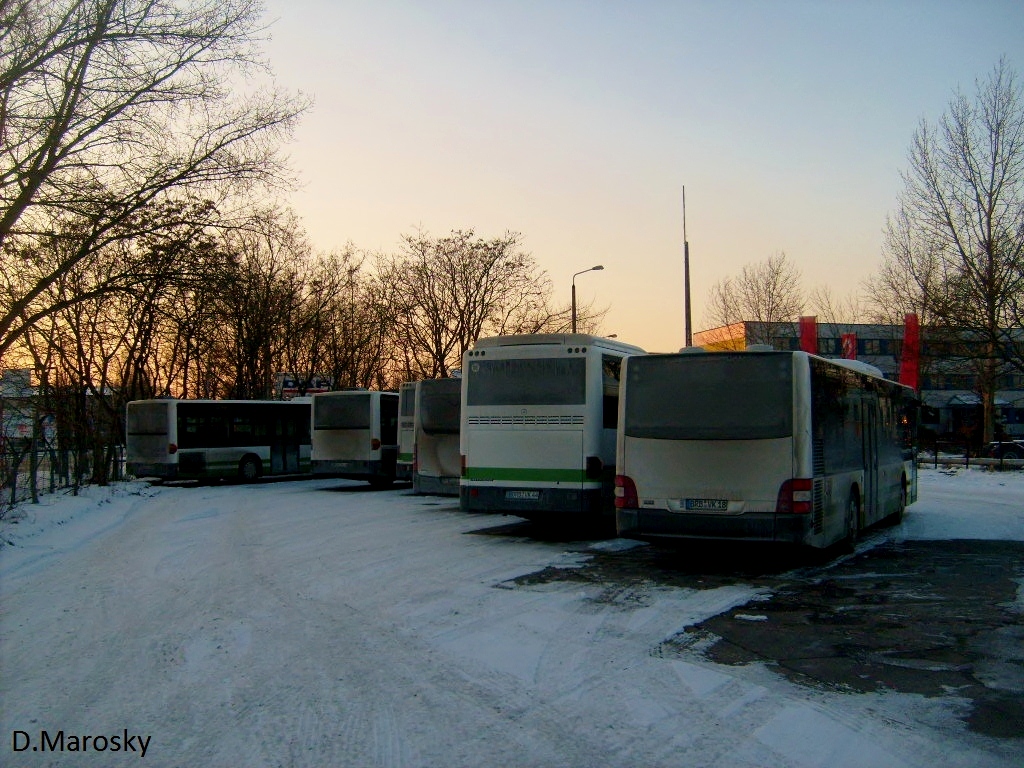 29.11.2011 Feierabend auf dem (inzwischen ehemaligen) Betriebsteil in Bandenburg, der VGBelzig haben sich die meisten Fahrzeuge eingefunden und warten auf ihre Fahrt zum Betriebshof der VBBr um wieder im grün-weiss zu erstrahlen. Rechts im Bild erkennt man das Heck eines MAN Lion`s City Ü, es handelt sich um den  Ausrutscher  des Unternehmens, BRB-VK 18 welcher inzwischen auf PM-E 298 umgemeldet wurde. (Baujahr 2011)