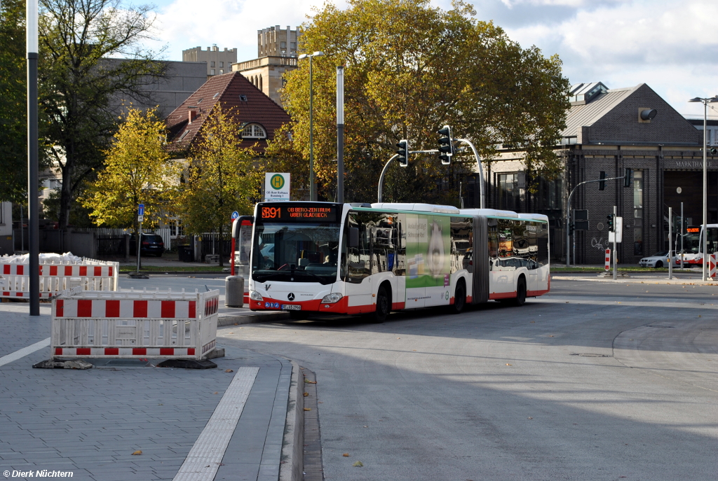 2966 (RE-VS 2966) GE-Buer, Rathaus am 28.10.2018

Der KOM 2966 ist hier auf der Gemeinschaftslinie SB91 - mit der STOAG aus Oberhausen - unterwegs und fährt in Kürze nach Oberhausen, Bero-Zentrum.