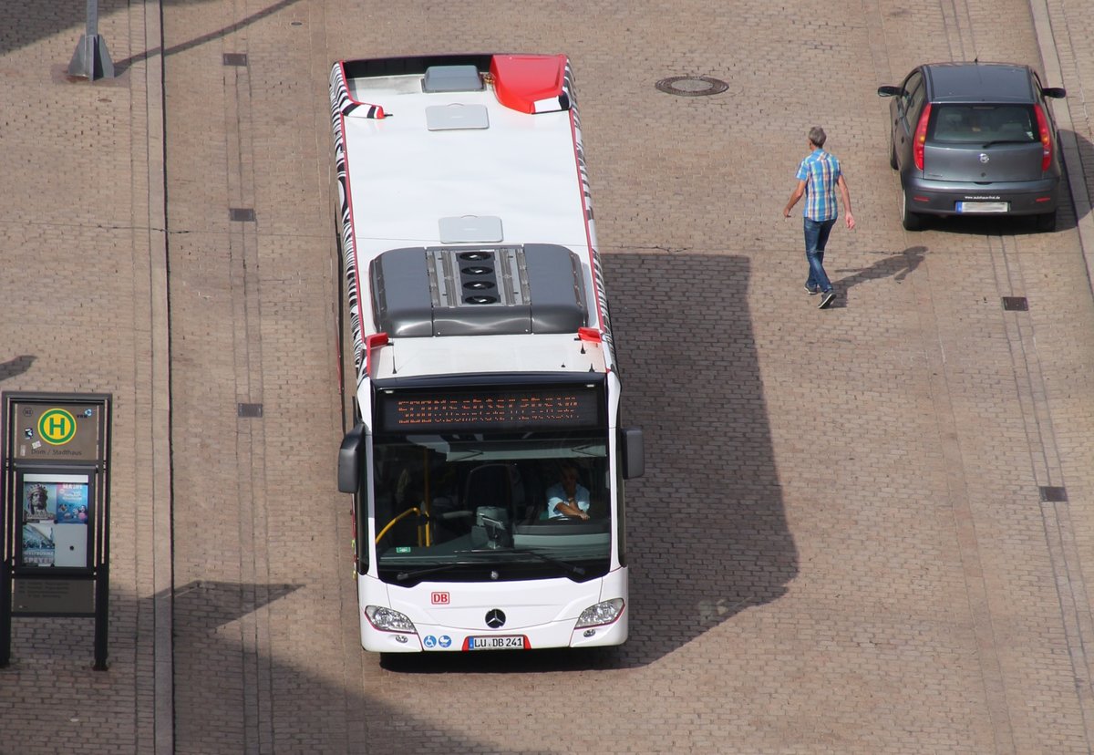 29.8.17 Speyer, Mercedes Nahverkehrsbus vom Dom aus gesehen