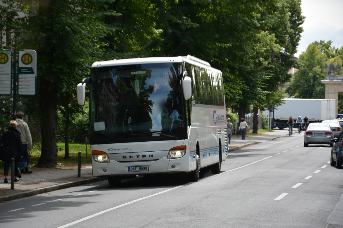 2AE 9590 unterwegs am 26.06.2014 an der Jägerallee in Potsdam.