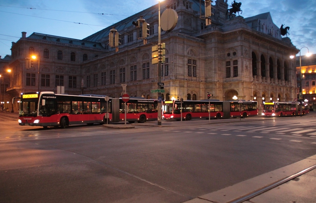 3 Mercedes Citaro 2 G der Verkehrsbetriebe Gschwindl vor der Wiener Staatsoper am 22.04.2014 Foto © by David Wirringer