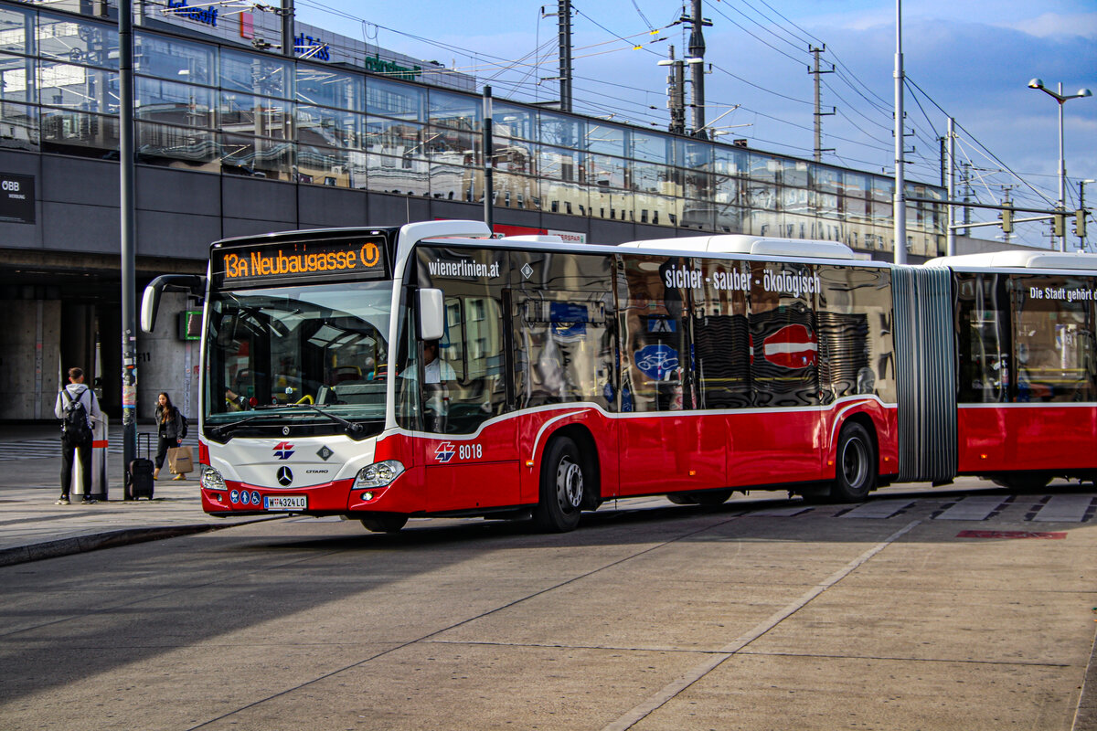 30.9.2023: Wiener Linien Wagen 8018 als 13A Kurzführer zur Neubaugasse am Hauptbahnhof
