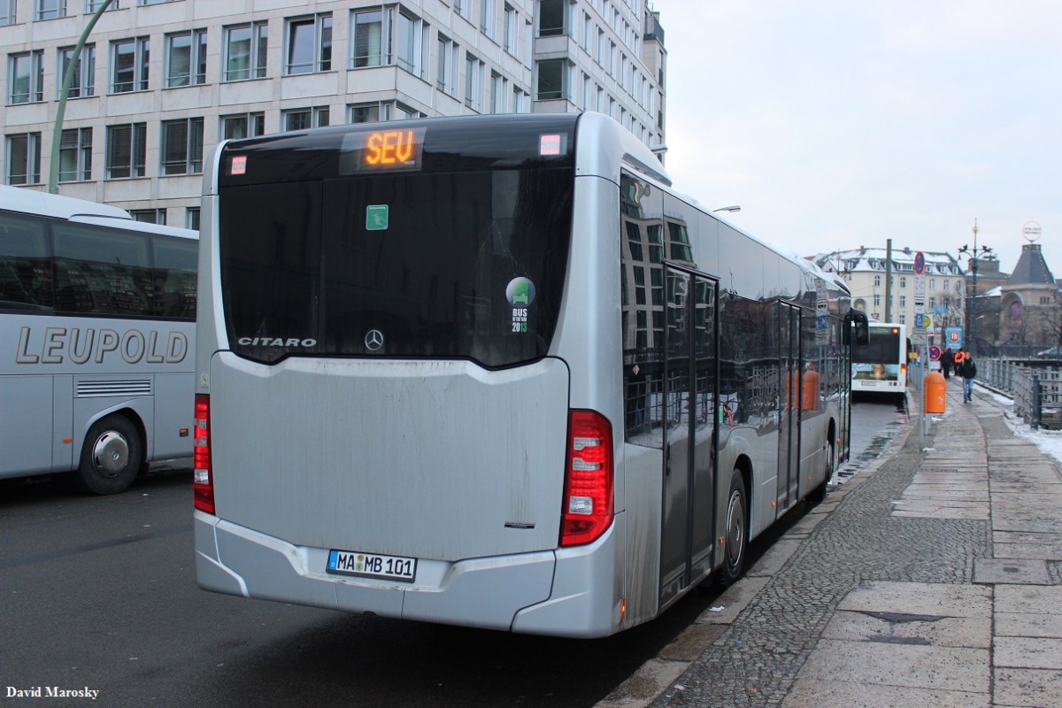 31. Januar 2015 ein 3-Türiger Vorführbus des Typs Mercedes-Benz Citaro am Berliner Reichstagufer