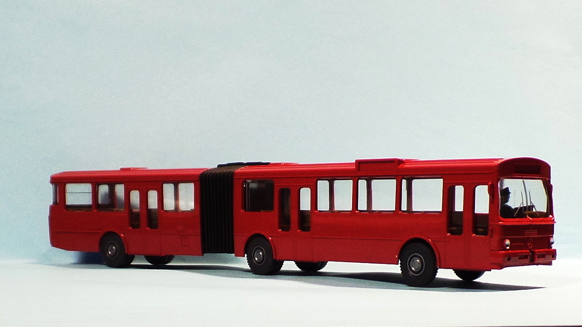 3678 MB O 305 G, 1:87, Gelenkbus, weinrot, Wiking 705/02b Produktionszeit: 1982-83), Foto vom 24.2.2016