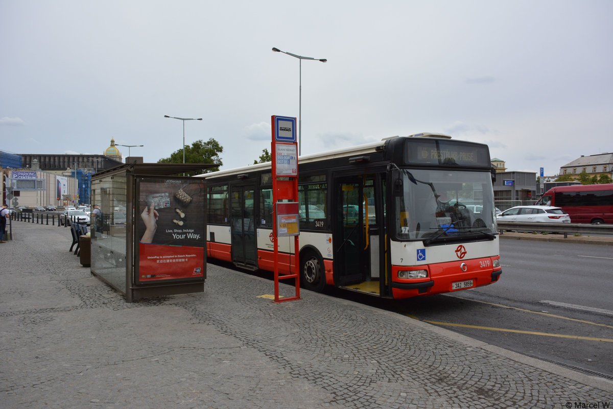3A2-5859 steht am 25.08.2018 am Hauptbahnhof in Prag. Aufgenommen wurde ein Irisbus Agora.