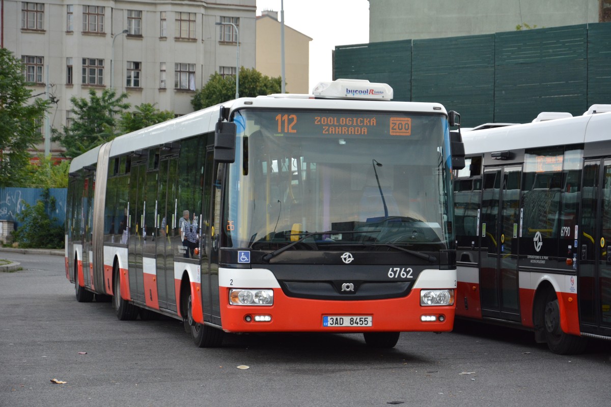 3AD-8455 steht am Nádraží Holešovice. Aufgenommen am 16.07.2014.