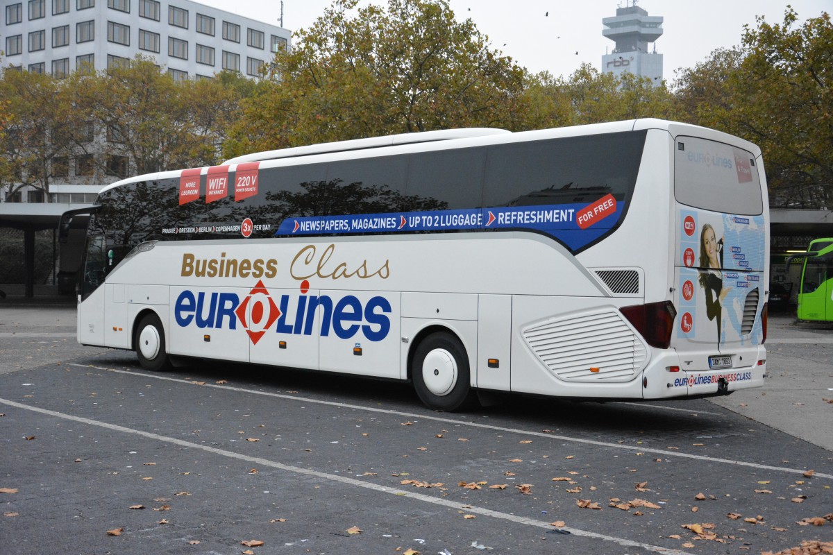 3AM-1893 (Setra S516 HD) macht am 25.10.2014 Pause, Aufgenommen am ZOB in Berlin.
