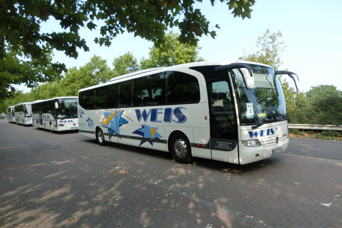 4 Busse von Omnibus Reisen Weis standen am 08.09.2014 in Deidesheim. Im Vordergrund ein Mercedes Benz Travego 