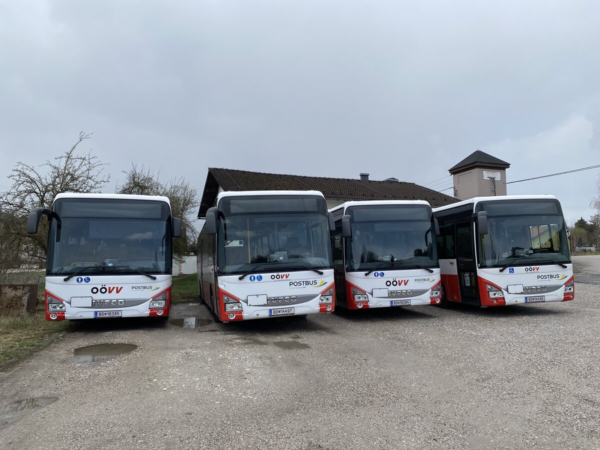 4 Ivecos von Postbus im OÖVV-Kleid, abgestellt in Gaspoltshofen (OÖ), April 2022