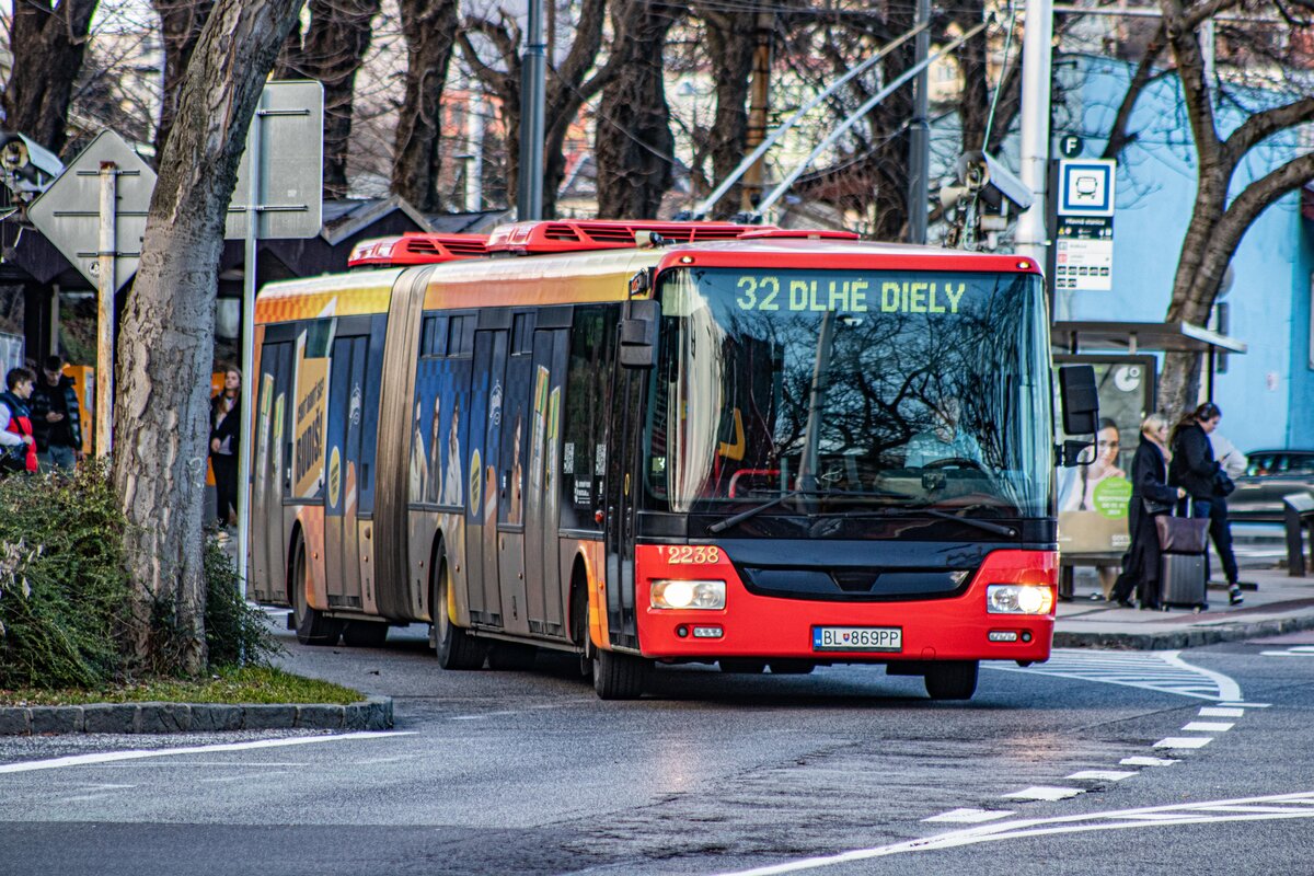 4.1.2024: DPB Wagen 2238 auf der Linie 32 nach DLHE DIELY verlässt die Schleife am Hlavná stanica