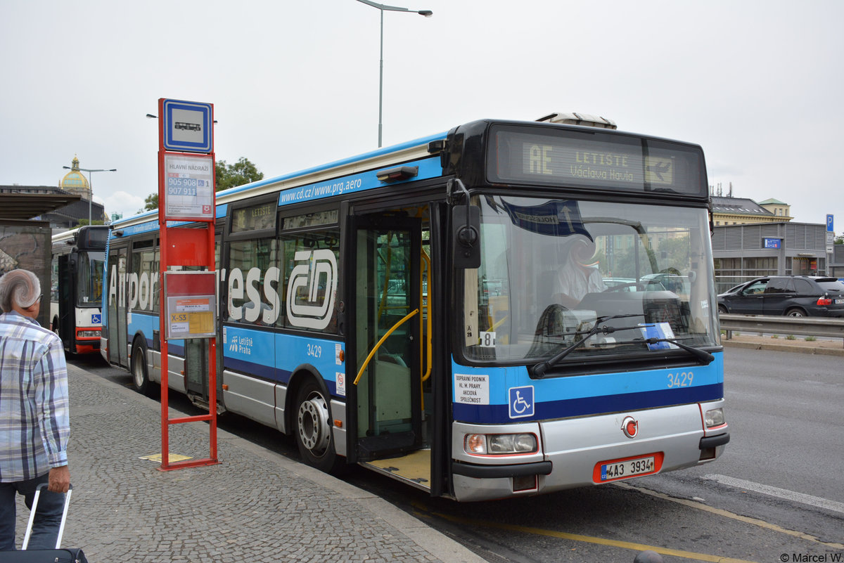 4A3-3934 steht am 25.08.2018 am Hauptbahnhof in Prag. Aufgenommen wurde ein Irisbus Agora.
