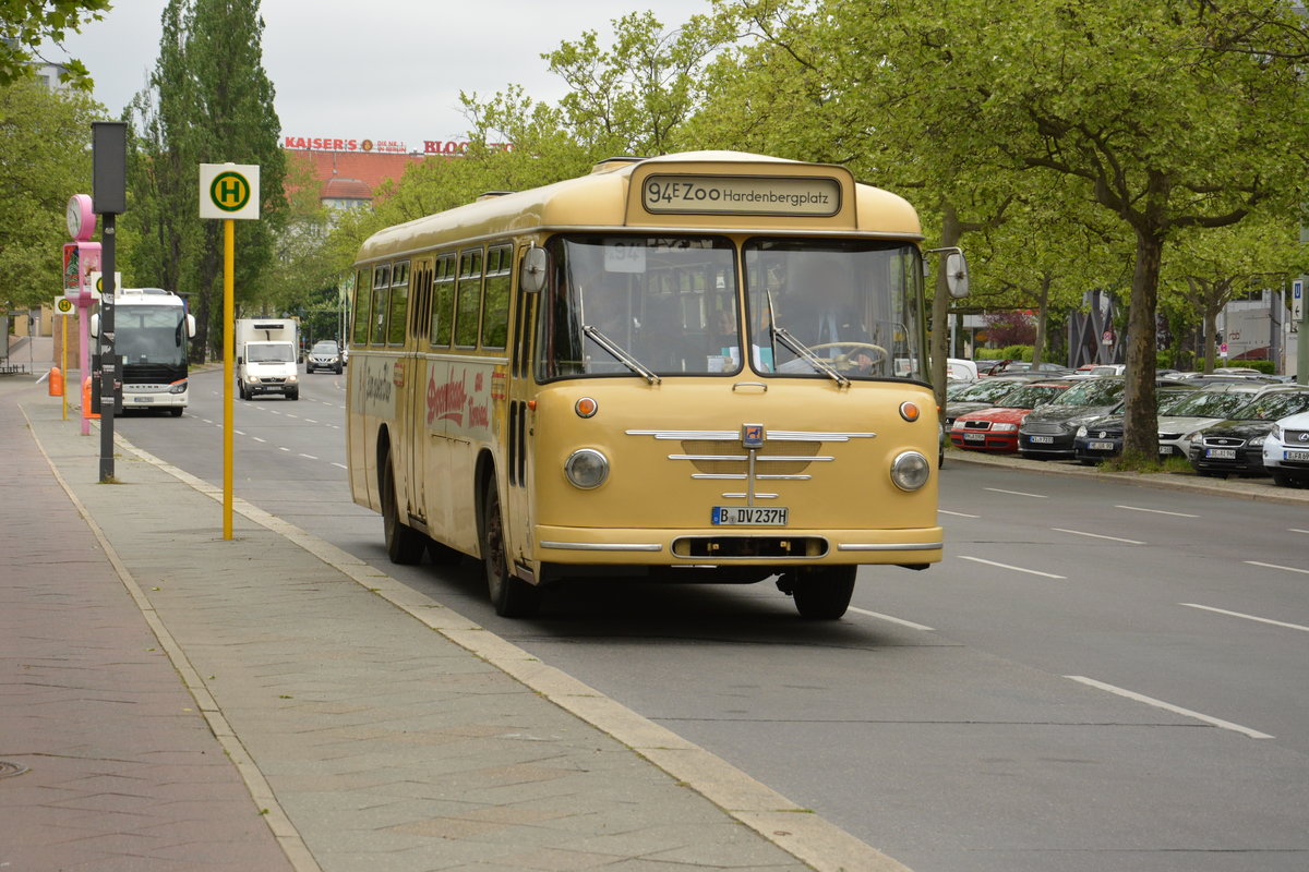  50 Jahre Busse auf der Kantstraße , so hieß es zur Traditionsfahrt 2016. Auch mit dabei B-DV 237H , Büssing E2U 62S. Aufgenommen an der Masurenallee / 14.05.2016.
