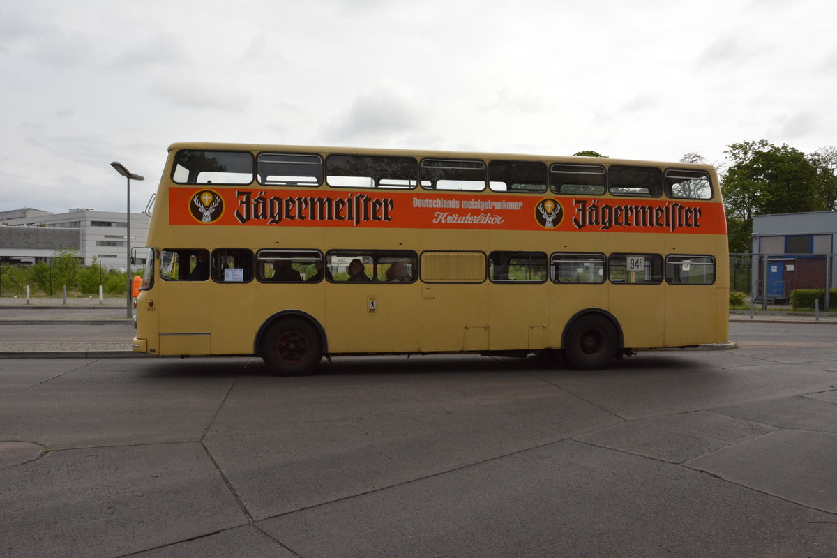  50 Jahre Busse auf der Kantstraße , so hieß es zur Traditionsfahrt 2016. Auch mit dabei B-Z 2437H , Büssing DE 72. Aufgenommen an der Hertzalle / Berlin Zoologischer Garten.
