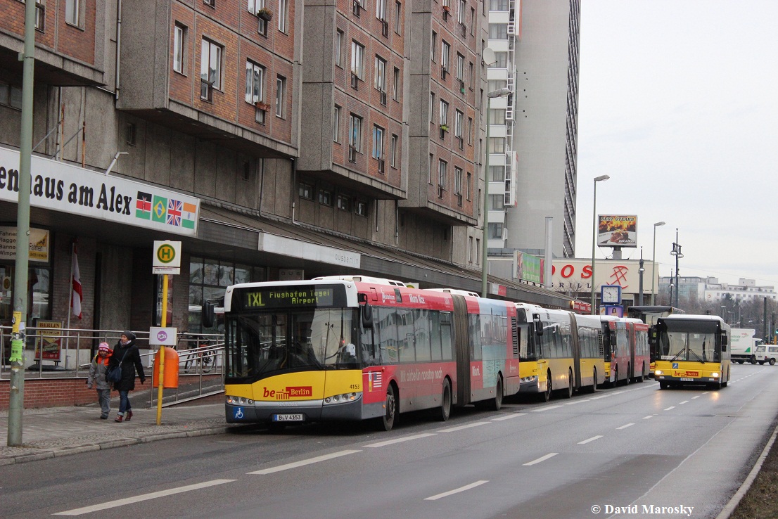 6. Februar 2014 - Berlin, am Alexanderplatz stand dieser Solaris Urbino der BVG.