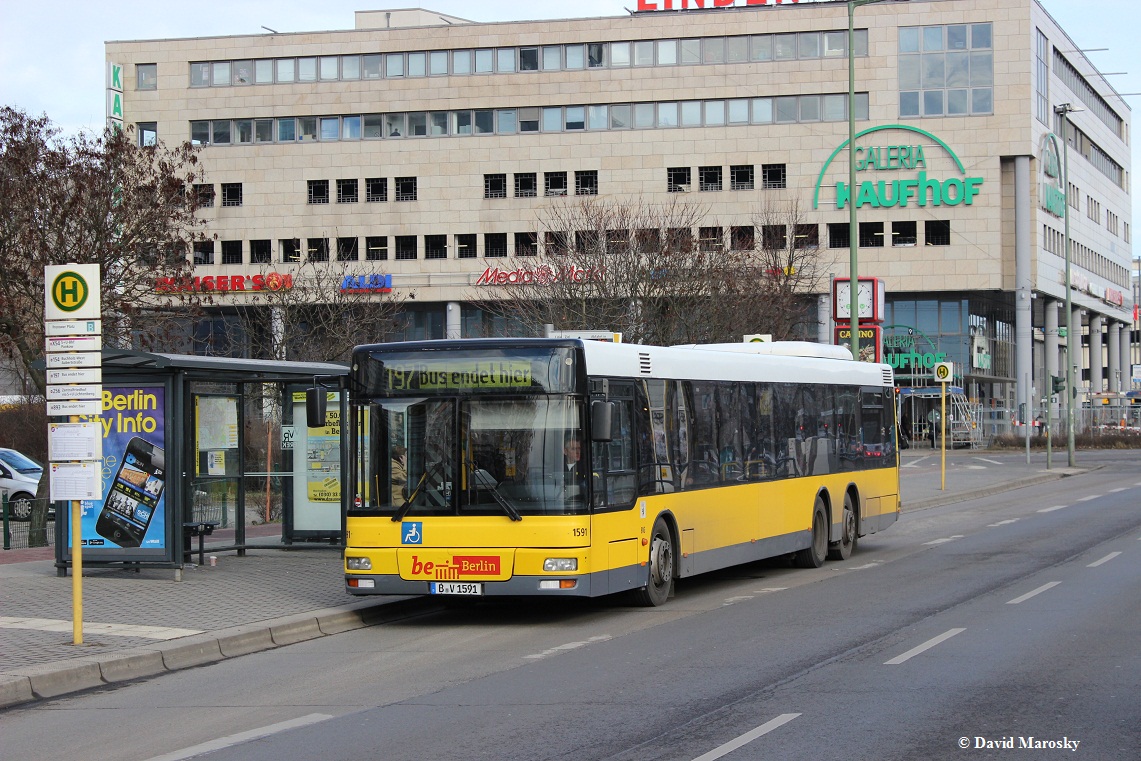 6. Februar 2014 - Berlin, ein MAN NL313-15 der BVG an der Falkenberger Chaussee. Aktuell sind noch 10 Fahrzeuge dieses Typs bei der BVG im Bestand die Aktuelle Verteilung der KOM (Februar 2015) :

1x Hof I
9x Hof L 