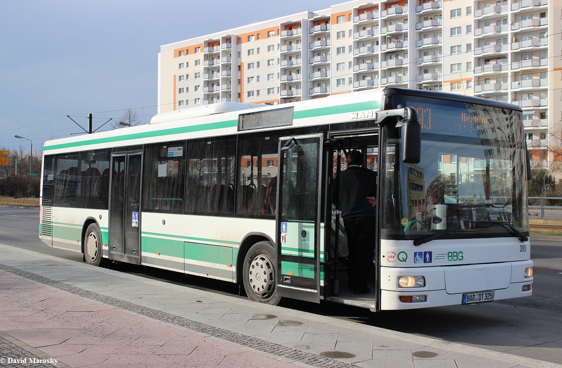 6. Februar 2014 - Berlin, an der Falkenberger Chaussee pausiert dieser MAN NÜ3xx der BBG.