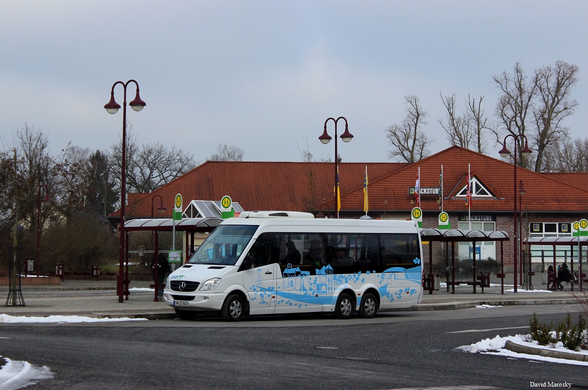 6. Februar 2015 ein Mercedes-Benz Sprinter City 77 des Baujahres 2011 der unter dem amtlichen Kennzeichen PM-E 266 für die VGBelzig verkehrt am Bad Belziger Busbahnhof. (EvoBus Dortmund)
