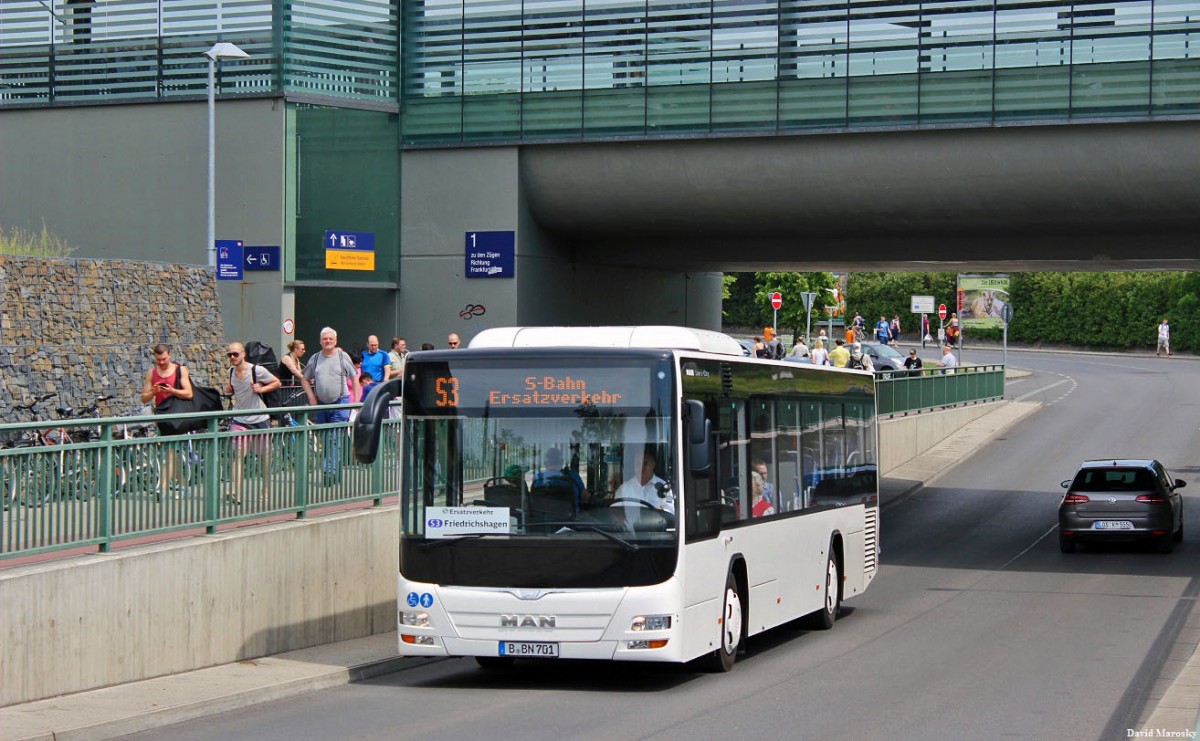 6. Juni 2015 - Erkner, Bahnhofstraße - der neue MAN Lion`s City von Busbetrieb Nieder auf dem SEV. 