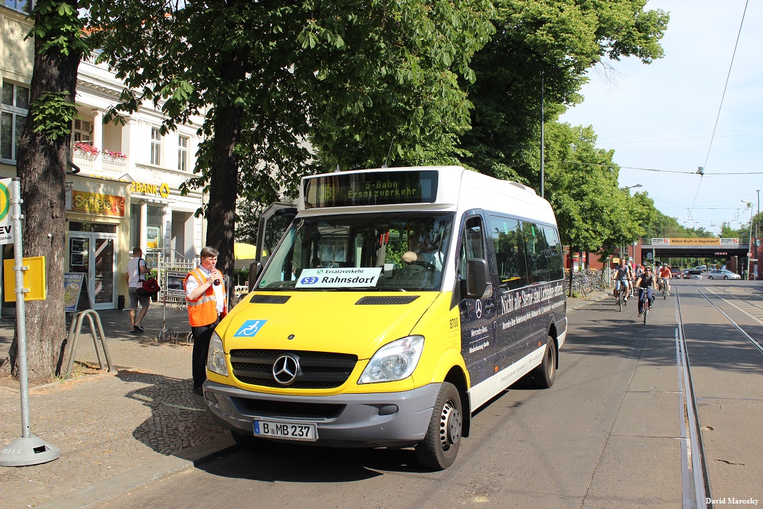 6 Juni 2015 - S Friedrichshagen 
Ein MB Sprinter auf dem S3 SEV.