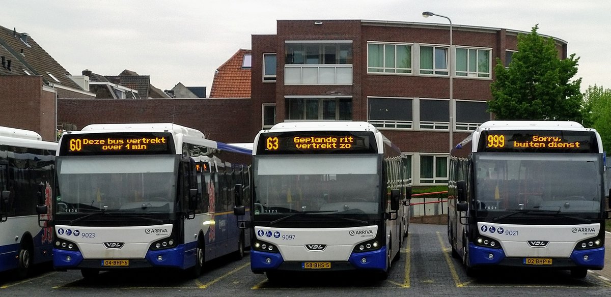 6.05.2019. Bahnhofsvorplatz Roermond/NL. Busse von DB ARRIVA LIMBURG. Kurze Pause vor der nächsten Fahrt. 