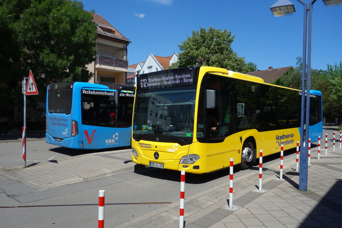 612 Stadtbus-Ringlinie Viernheim nach Spitalplatz-Moselstra�e-B�rgerhaus, nimmt am 03.07.2026 Fahrg�ste in Viernheim Bahnhof auf. Daneben macht ein zweiter Citaro eine Pause.