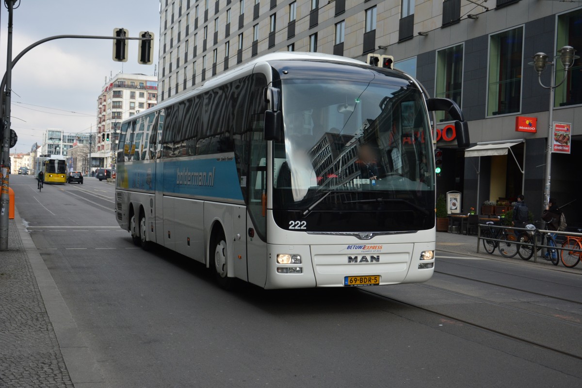 69-BDR-5 (MAN Lion's Coach) fährt am 13.03.2015 auf der Friedrichstraße in Berlin.
